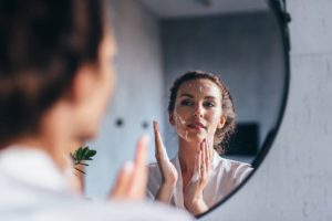 تأثیر مثبت شویندههای صورت بر سلامت پوست: چرا باید به این موضوع توجه داشت؟